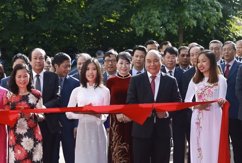 Thủ tướng Nguyễn Xuân Phúc cắt băng khánh thành Đại sứ quán Việt Nam tại Vương quốc Hà Lan ở thành phố La Haye, chiều 9/7/2017, nhân chuyến thăm chính thức Hà Lan. (Ảnh: Thống Nhất/TTXVN)