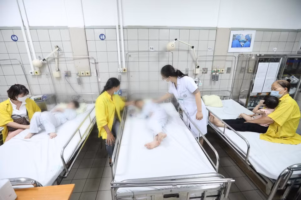 Đến sáng 13/9, Bệnh viện Bạch Mai đang tiếp nhận cấp cứu 24 nạn nhân vụ cháy chung cư mini trong ngõ 29/70 phố Khương Hạ, phường Khương Đình, quận Thanh Xuân (Hà Nội). (Ảnh: Minh Quyết/TTXVN)