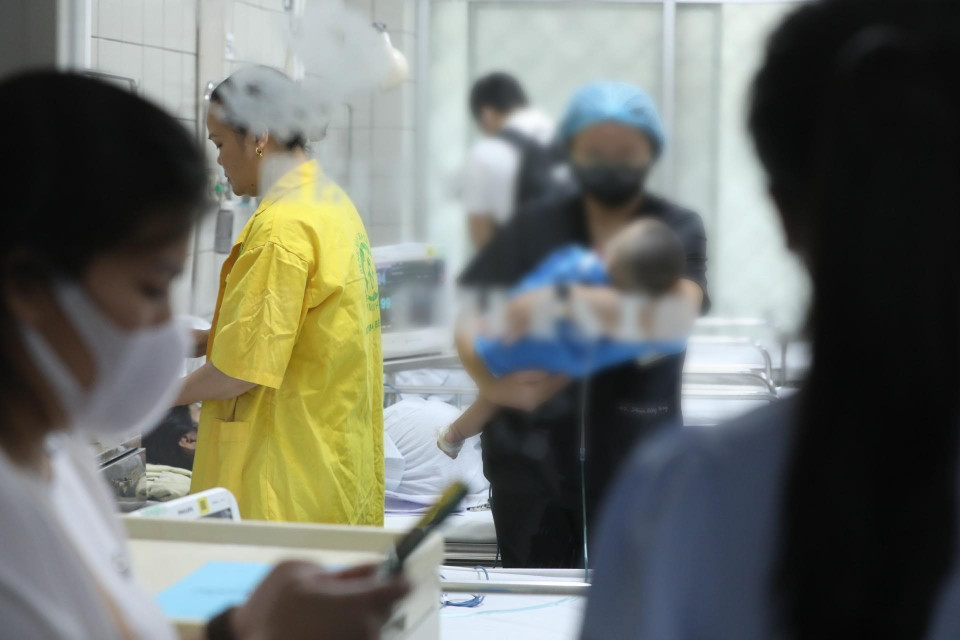 Nạn nhân trong vụ cháy nhỏ tuổi nhất (8 tháng tuổi) đang điều trị tại Khoa Nhi Bệnh viện Bạch Mai sáng 13/9. (Ảnh: Minh Quyết/TTXVN)