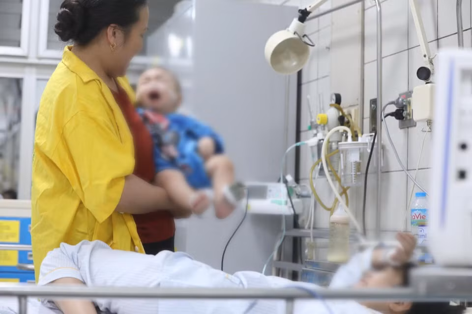 Khoa Nhi Bệnh viện Bạch Mai đang điều trị cho 7 bệnh nhi trong vụ cháy tại Khương Đình (Hà Nội) sáng 13/9. (Ảnh: Minh Quyết/TTXVN)