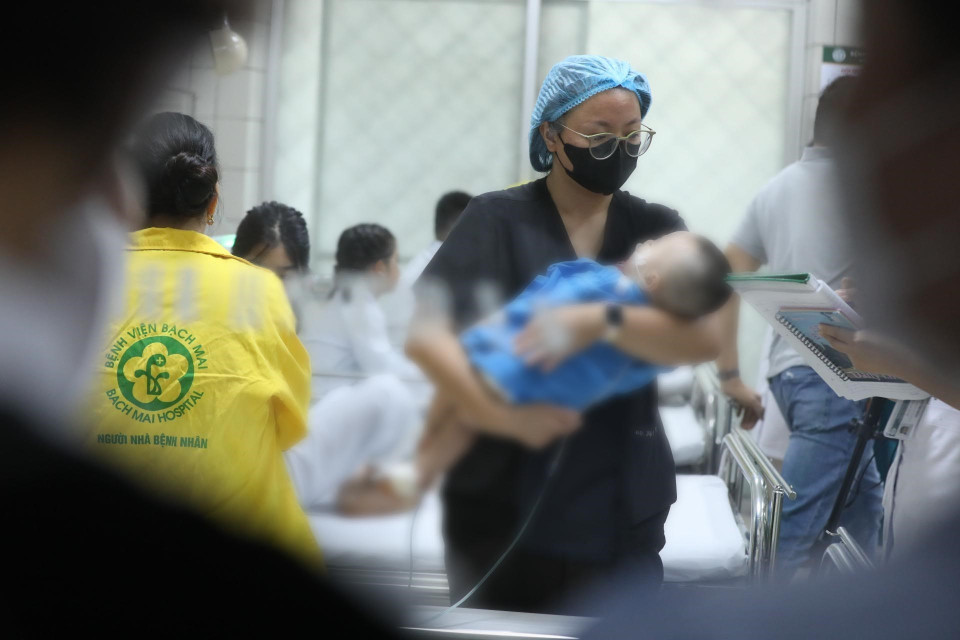 Nạn nhân trong vụ cháy nhỏ tuổi nhất (8 tháng tuổi) đang điều trị tại Khoa Nhi Bệnh viện Bạch Mai sáng 13/9. (Ảnh: Minh Quyết/TTXVN)