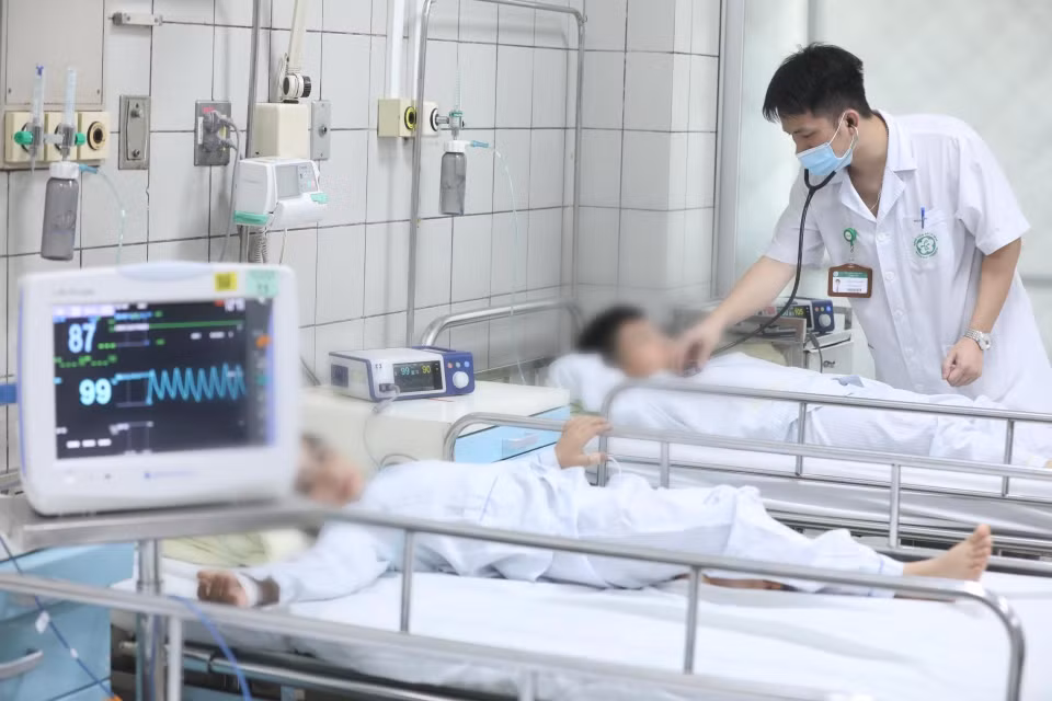 Khoa Nhi Bệnh viện Bạch Mai đang điều trị cho 7 bệnh nhi trong vụ cháy tại Khương Đình (Hà Nội) sáng 13/9. (Ảnh: Minh Quyết/TTXVN)