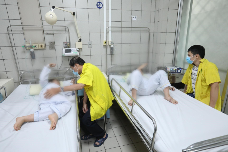 Khoa Nhi Bệnh viện Bạch Mai đang điều trị cho 7 bệnh nhi trong vụ cháy tại Khương Đình (Hà Nội) sáng 13/9. (Ảnh: Minh Quyết/TTXVN)