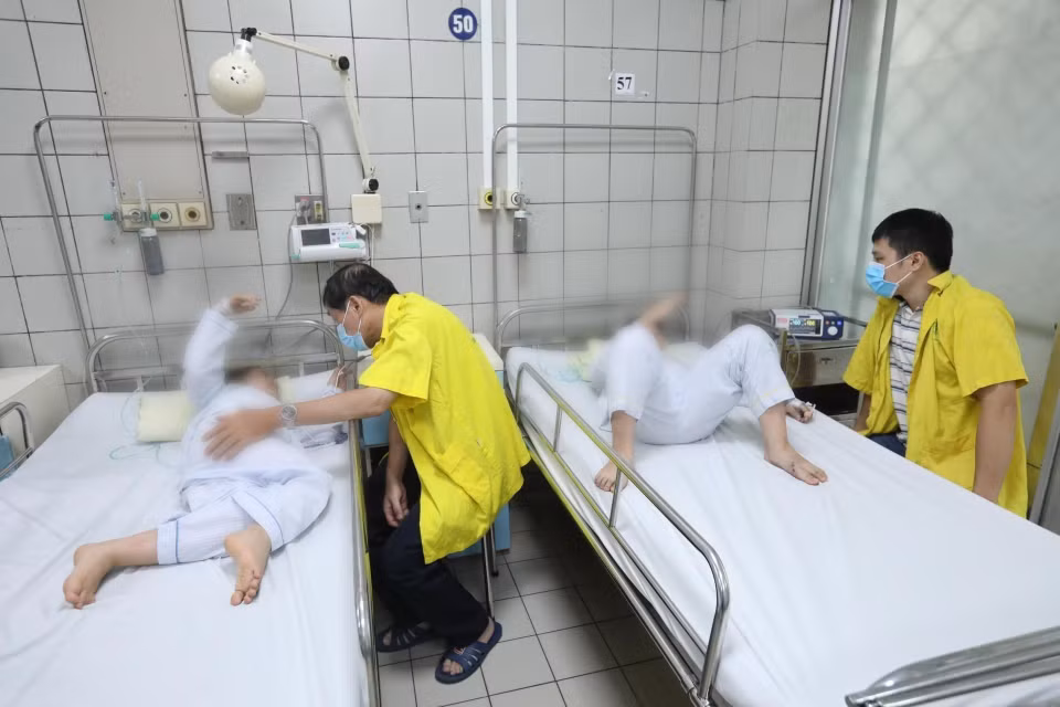 Khoa Nhi Bệnh viện Bạch Mai đang điều trị cho 7 bệnh nhi trong vụ cháy tại Khương Đình (Hà Nội) sáng 13/9. (Ảnh: Minh Quyết/TTXVN)