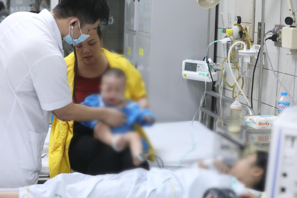 Khoa Nhi Bệnh viện Bạch Mai đang điều trị cho 7 bệnh nhi trong vụ cháy tại Khương Đình (Hà Nội) sáng 13/9. (Ảnh: Minh Quyết/TTXVN)