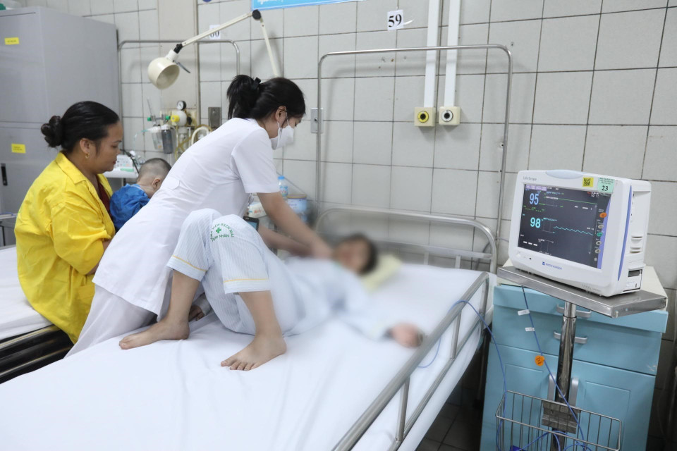 Khoa Nhi Bệnh viện Bạch Mai đang điều trị cho 7 bệnh nhi trong vụ cháy tại Khương Đình (Hà Nội) sáng 13/9. (Ảnh: Minh Quyết/TTXVN)