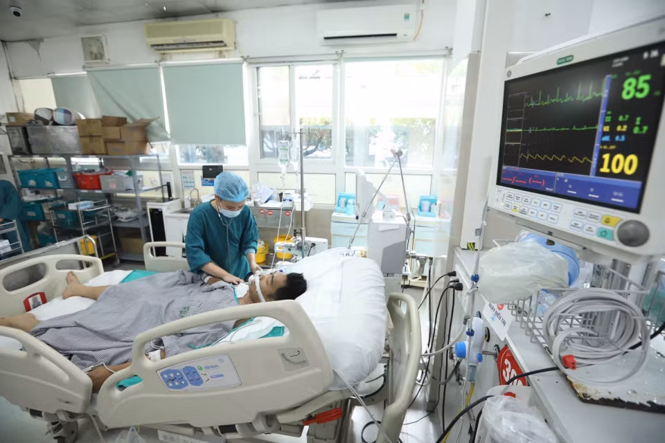 Các bác sỹ Khoa Hồi sức Tích cực cấp cứu cho các bệnh nhân nặng trong vụ hoả hoạn điều trị tại Trung tâm Cấp Cứu A9 Bệnh viện Bạch Mai.(Ảnh: Minh Quyết/TTXVN)