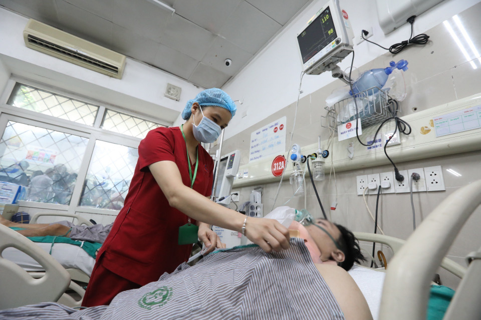 Các bác sỹ Khoa Hồi sức Tích cực cấp cứu cho các bệnh nhân nặng trong vụ hoả hoạn điều trị tại Trung tâm Cấp Cứu A9 Bệnh viện Bạch Mai.(Ảnh: Minh Quyết/TTXVN)