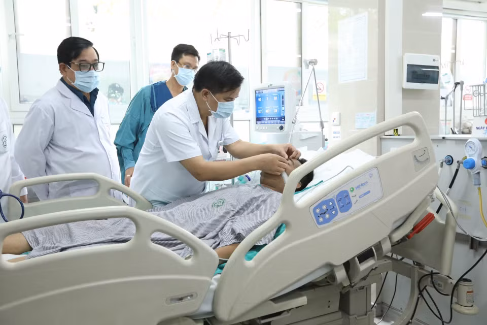 Các bác sỹ Khoa Hồi sức Tích cực cấp cứu cho các bệnh nhân nặng trong vụ hoả hoạn điều trị tại Trung tâm Cấp Cứu A9 Bệnh viện Bạch Mai.(Ảnh: Minh Quyết/TTXVN)