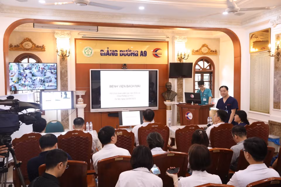 Các bác sỹ Bệnh viện Bạch Mai hội chẩn toàn viện về các nạn nhân vụ cháy trong sáng 13/9. (Ảnh: Minh Quyết/TTXVN)