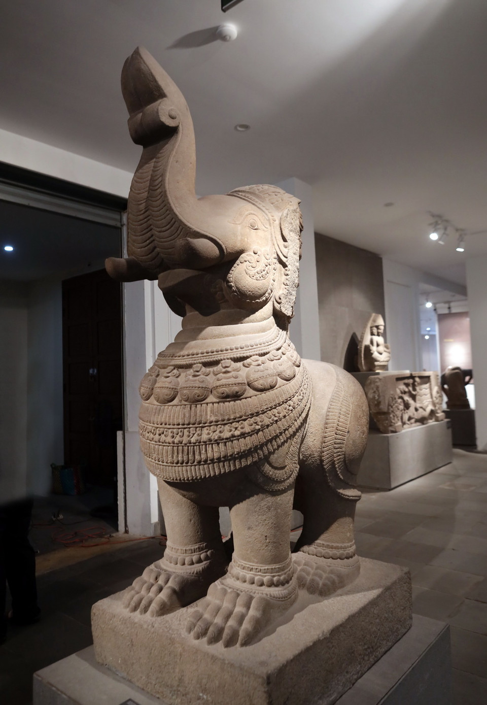 Tượng Gajasimha, chất liệu Sa thạch, xuất xứ Tháp Mẫm (Bình Định), niên đại thế kỷ XII, được công nhận Bảo vật quốc gia năm 2020. Tượng được tìm thấy trong cuộc khai quật tại Tháp Mẫm (Bình Định) năm 1933-1934 do EFEO thực hiện. Sau đó, tượng được đưa về Bảo tàng từ năm 1935. (Ảnh: Trần Lê Lâm/TTXVN)