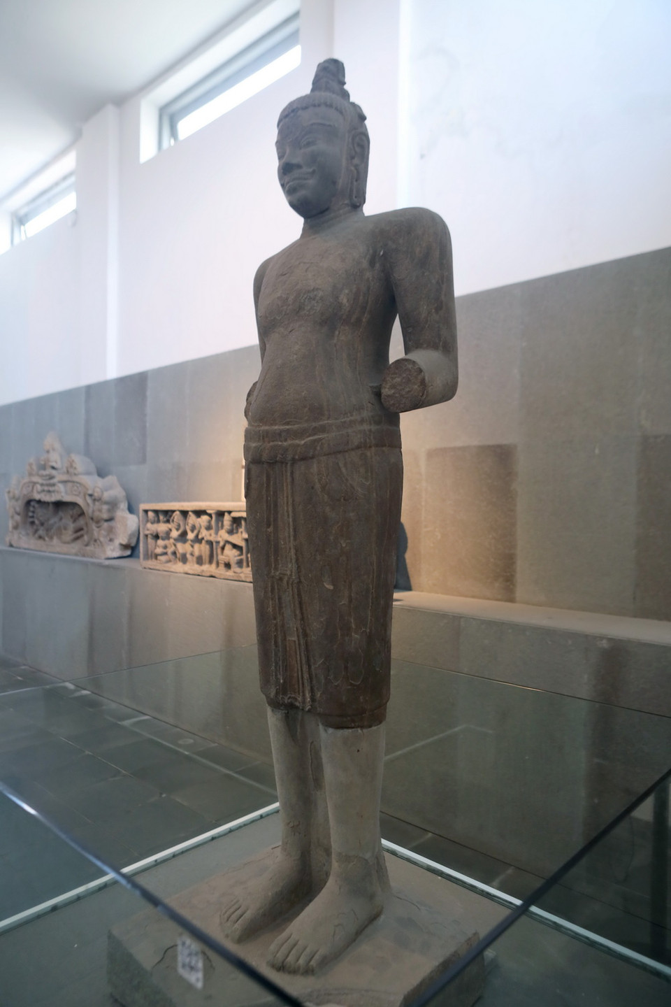 Tượng thần Shiva, chất liệu Sa thạch, xuất xứ Tháp Mỹ Sơn C1 (Quảng Nam), niên đại Thế kỷ VIII, được công nhận Bảo vật quốc gia năm 2024. (Ảnh: Trần Lê Lâm/TTXVN)