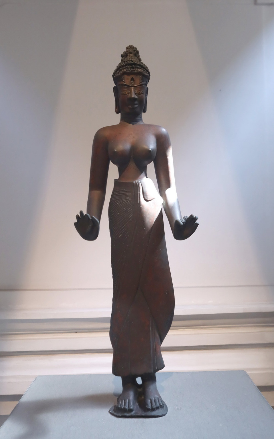 Tượng bồ tát Tara, chất liệu Đồng, xuất xứ Đồng Dương (Quảng Nam), niên đại cuối thế kỷ IX đầu thế kỷ X, được công nhận Bảo vật quốc gia năm 2012. Năm 1978 người dân tại địa phương đã tình cờ tìm thấy một pho tượng nữ thần bằng đồng cao gần 1,15m. (Ảnh: Trần Lê Lâm/TTXVN)