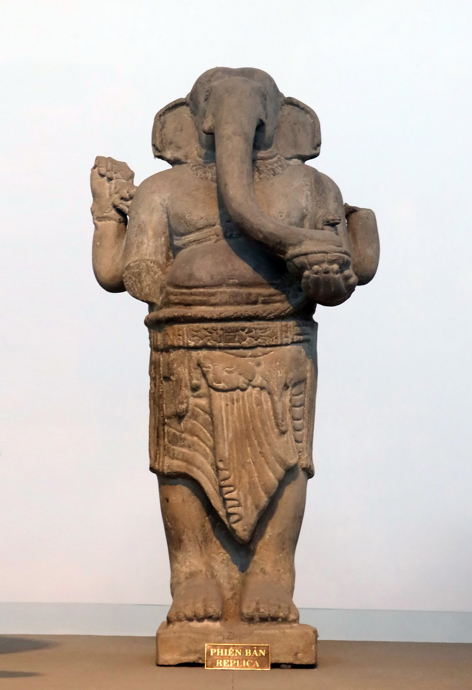 Tượng thần Ganesha, chất liệu Sa thạch, xuất xứ Mỹ Sơn (Quảng Nam), niên đại thế kỷ VII, được công nhận Bảo vật quốc gia năm 2020. Tượng được phát hiện vào năm 1903 bởi Viện Viễn Đông Bác Cổ Pháp (EFEO) khi tiến hành khảo cổ tại đền-tháp E5 thuộc nhóm E (theo cách phân nhóm của các nhà khảo cổ học người Pháp) tại di tích Mỹ Sơn, tỉnh Quảng Nam. Sau đó, tượng được đưa về lưu giữ và giới thiệu tại Bảo tàng từ năm 1918. (Ảnh: Trần Lê Lâm/TTXVN)