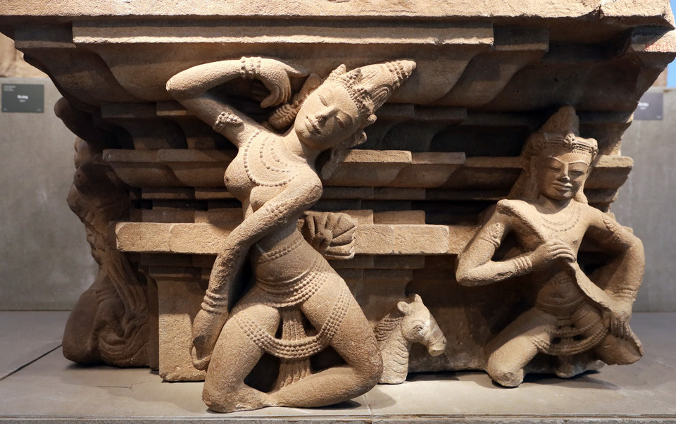 Phù điêu Apsara, chất liệu Sa thạch, xuất xứ Trà Kiệu (Quảng Nam), niên đại thế kỷ X, được công nhận Bảo vật quốc gia năm 2024. (Ảnh: Trần Lê Lâm/TTXVN)