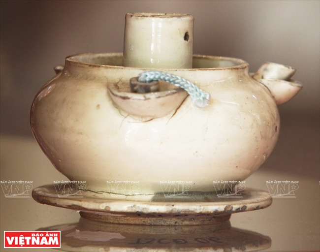 Dạng đèn dầu gốm khơi bấc có hình dạng độc đáo. (Nguồn: Báo ảnh Việt Nam)