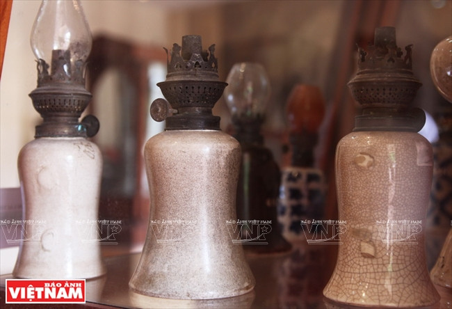 Đèn dầu có chân đèn làm bằng gốm. (Nguồn: Báo ảnh Việt Nam)