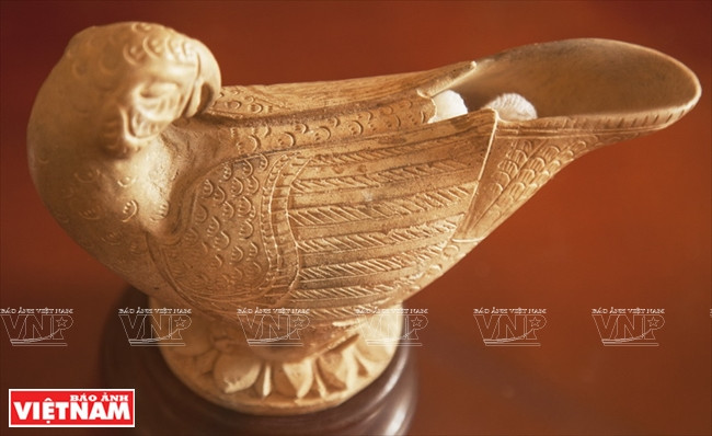 Đèn gốm thời Lý-Trần, thế kỷ XIII-XIV.(Nguồn: Báo ảnh Việt Nam)