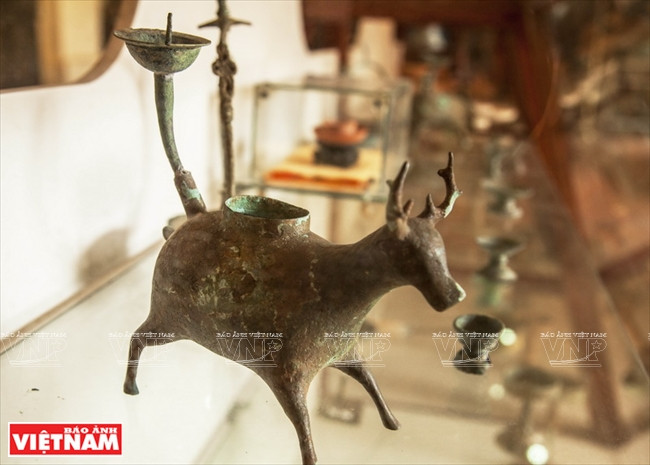 Đèn đồng hình con hươu thời Đông Sơn, thế kỷ V-I trước Công nguyên. (Nguồn: Báo ảnh Việt Nam)