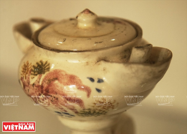 Đèn dầu gốm có nhiều hình dạng khác nhau. (Nguồn: Báo ảnh Việt Nam)