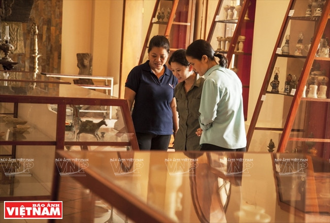 Các hiện vật đèn dầu trưng bày tại Triển lãm 'Đèn dầu Việt Nam' là của Linh mục Nguyễn Hữu Triết cùng 10 nhà sưu tập khác trên khắp cả nước. (Nguồn: Báo ảnh Việt Nam)