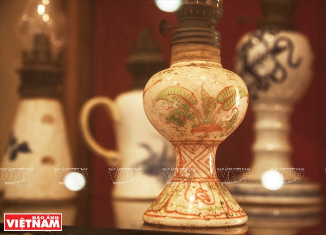 Trang trí trên chân đèn bằng gốm mang tính thẩm mỹ rất cao. (Nguồn: Báo ảnh Việt Nam)