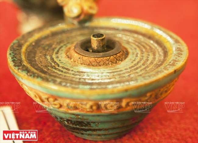  Đèn dầu bằng gốm Biên Hòa tráng men xanh và có hoa văn độc đáo, thế kỷ XX. (Nguồn: Báo ảnh Việt Nam)