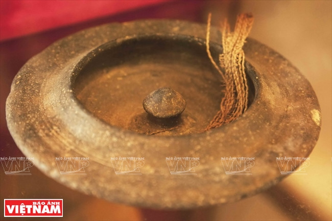 Đèn gốm Khmer, thế kỷ XVIII-XX. (Nguồn: Báo ảnh Việt Nam)