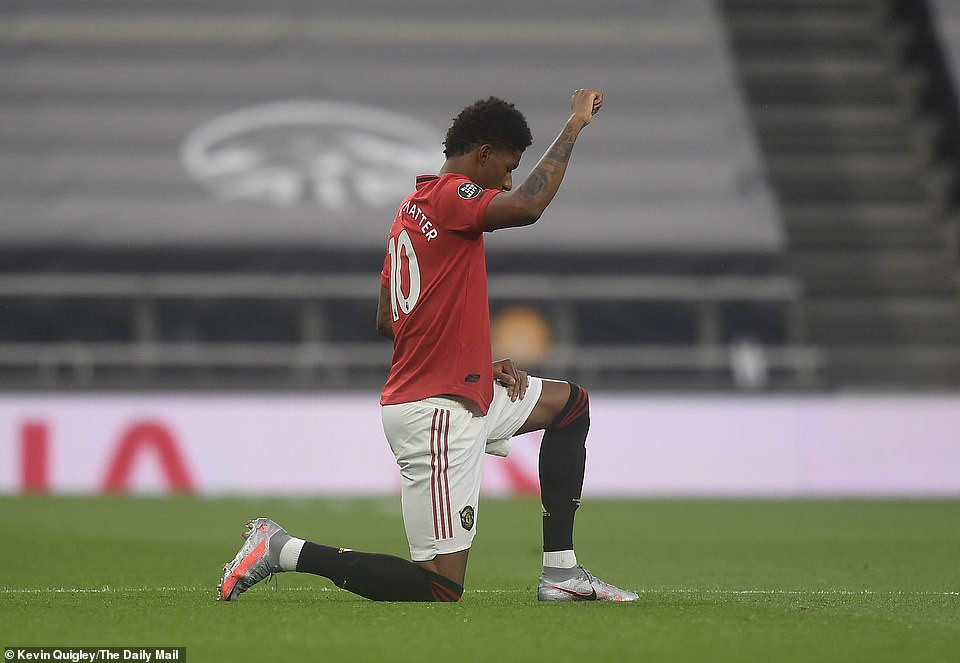 quỳ gối ủng hộ phong trào Black Lives Matter trước khi trận đấu diễn ra.