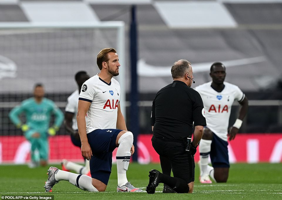 Kane, cùng các cầu thủ và trọng tài...