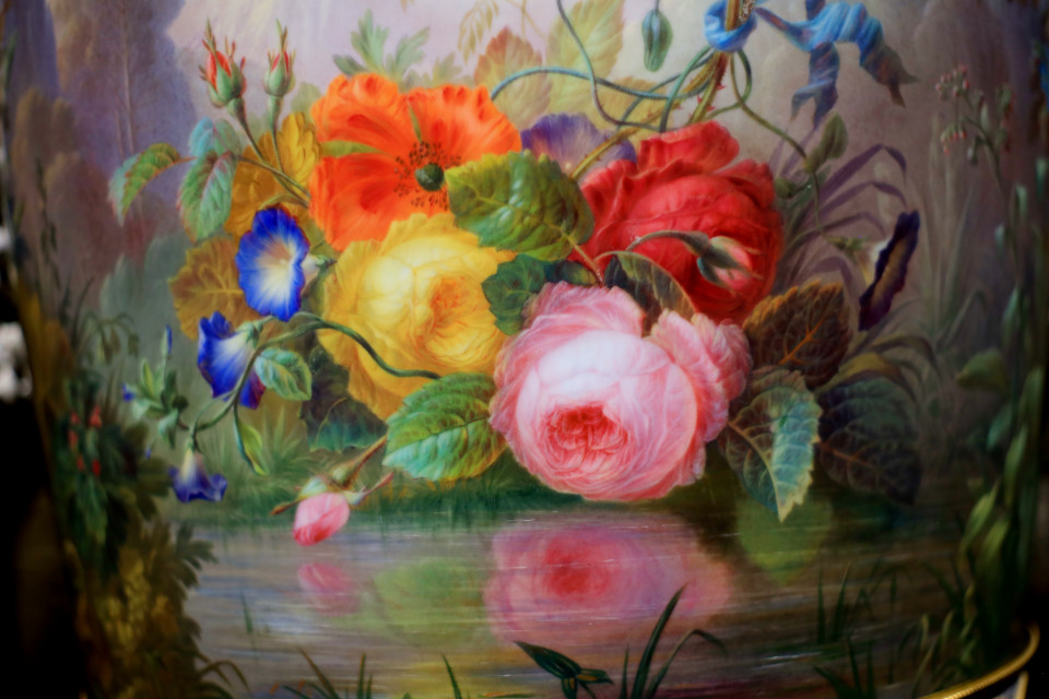 Hoa văn trên chiếc bình ngọc trưng bày tại bảo tàng. (Ảnh: Trần Hiếu/Vietnam+)