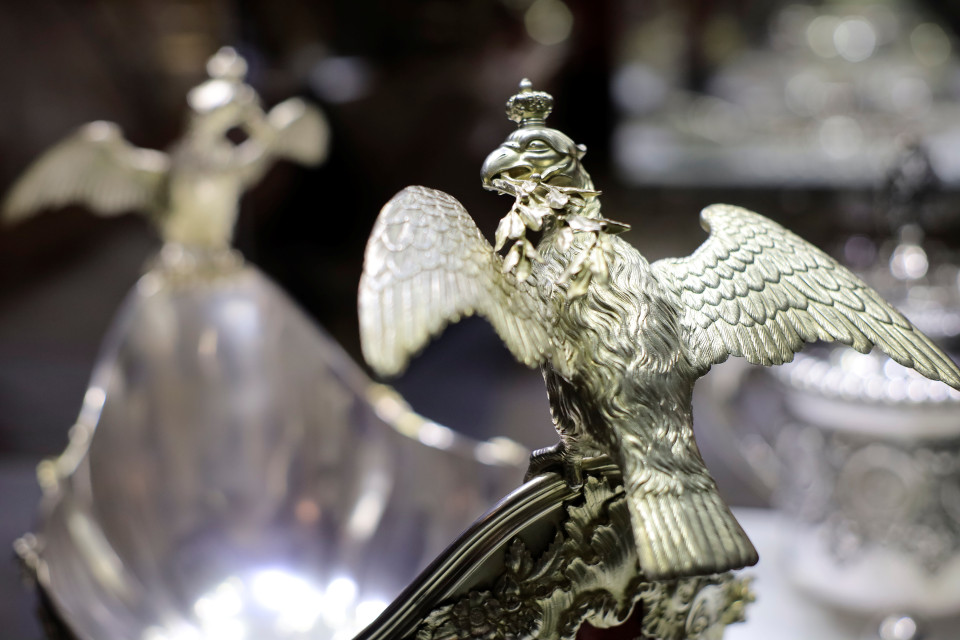 Nhiều hiện vật trưng bày tại bảo tàng được sưu tầm, mua lại từ các cuộc đấu giá trên khắp thế giới. (Ảnh: Trần Hiếu/Vietnam+)