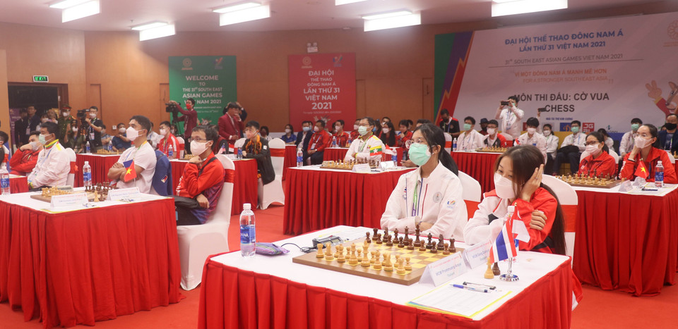 Các vận động viên tham dự lễ khai mạc môn cờ vua. (Ảnh: Văn Đức/TTXVN)