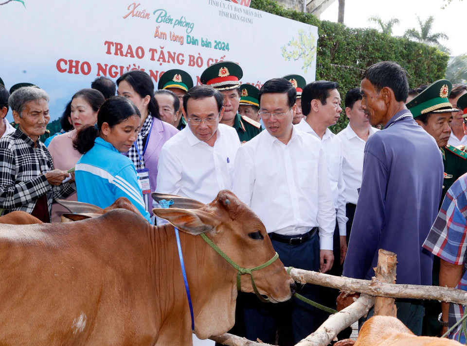 Chủ tịch nước Võ Văn Thưởng tặng bò cho hộ nghèo của chương trình "Xuân biên phòng ấm lòng dân bản". (Ảnh: Thống Nhất/TTXVN)