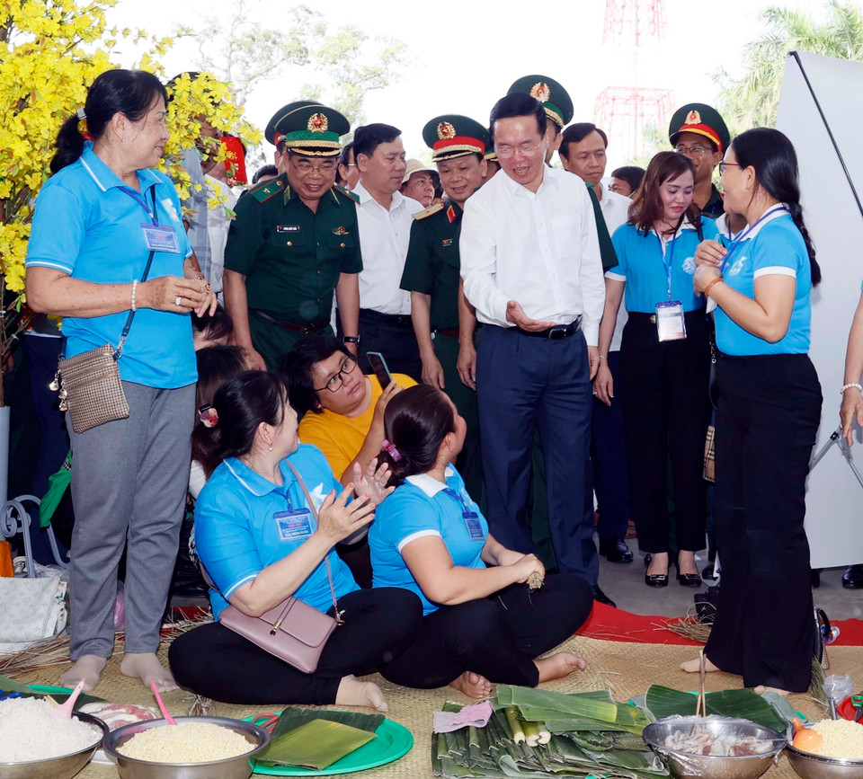 Chủ tịch nước Võ Văn Thưởng và đại biểu gặp gỡ người dân tham dự chương trình "Xuân biên phòng ấm lòng dân bản". (Ảnh: Thống Nhất/TTXVN)