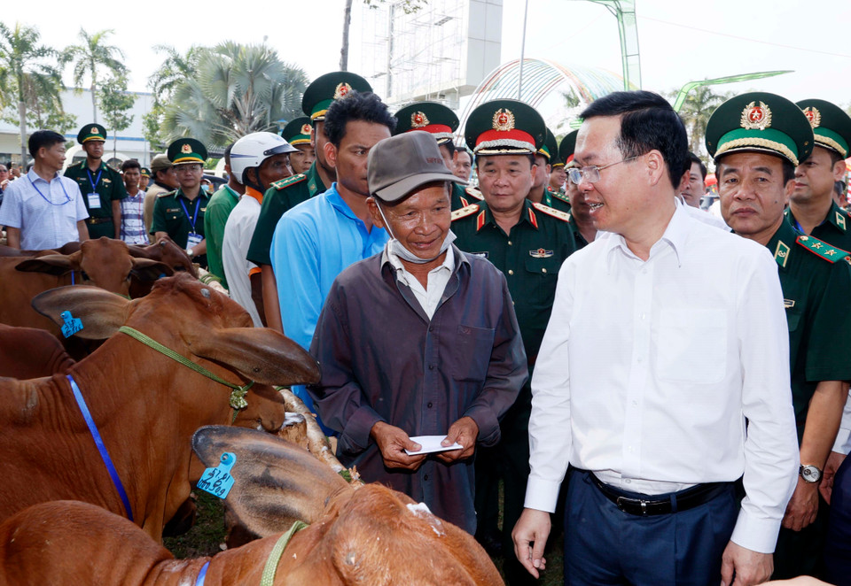 Chủ tịch nước Võ Văn Thưởng tặng bò cho hộ nghèo của chương trình "Xuân biên phòng ấm lòng dân bản". (Ảnh: Thống Nhất/TTXVN)