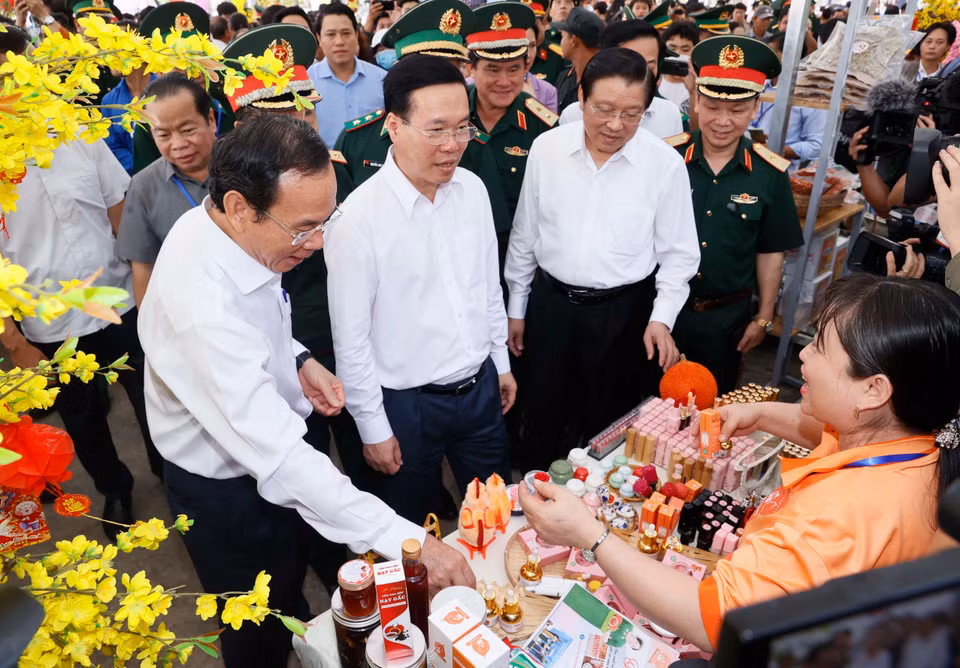 Chủ tịch nước Võ Văn Thưởng và đại biểu thăm các gian trưng bày tại chương trình "Xuân biên phòng ấm lòng dân bản". (Ảnh: Thống Nhất/TTXVN)