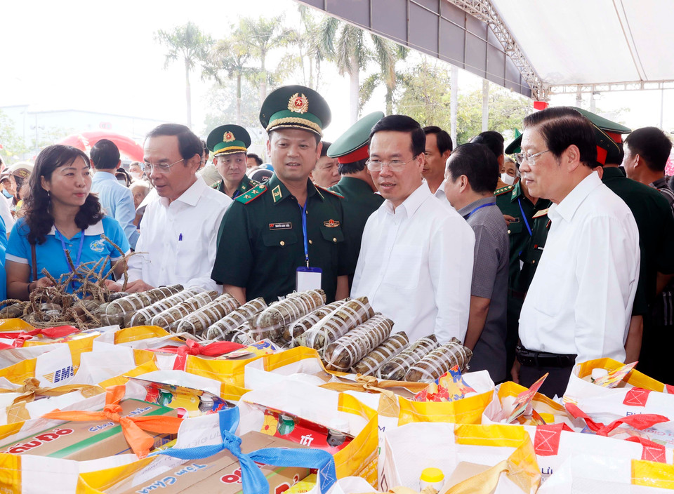 Chủ tịch nước Võ Văn Thưởng và đại biểu thăm các gian trưng bày tại chương trình "Xuân biên phòng ấm lòng dân bản". (Ảnh: Thống Nhất/TTXVN)