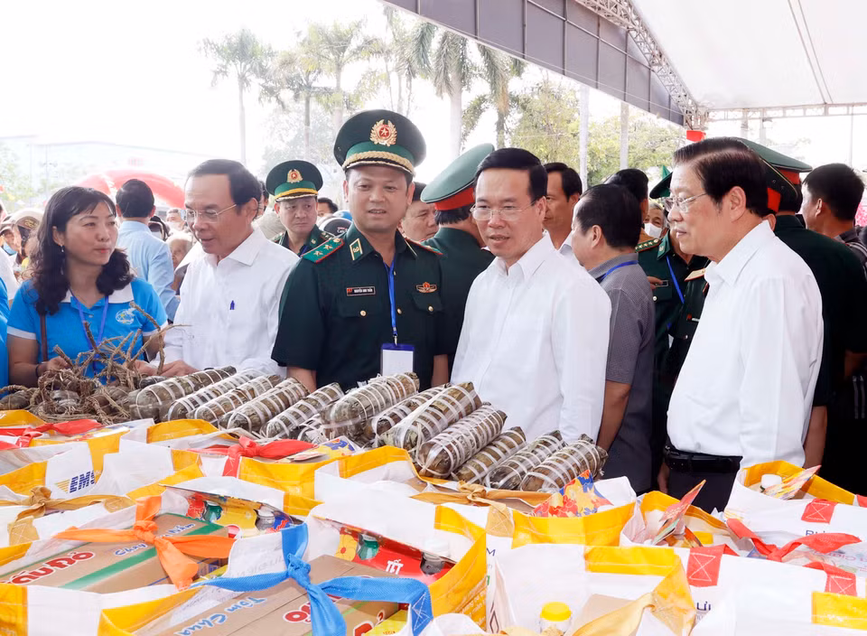 Chủ tịch nước Võ Văn Thưởng và đại biểu thăm các gian trưng bày tại chương trình "Xuân biên phòng ấm lòng dân bản". (Ảnh: Thống Nhất/TTXVN)