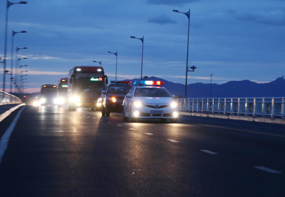 Lực lượng Công an Phú Yên xuyên đêm dẫn đoàn xe đưa công dân Phú Yên về quê. (Ảnh: Phạm Cường/TTXVN)