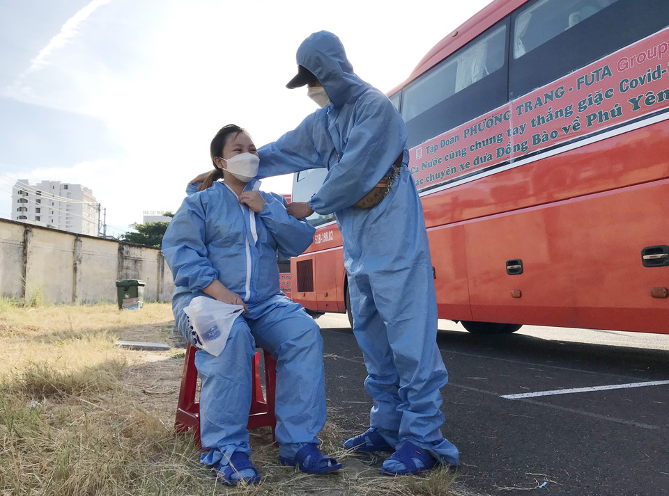 Chị Trần Thị Cẩm Tiêm là công nhân, mang thai 8 tháng hạnh phúc khi được trở về quê. (Ảnh: Phạm Cường/TTXVN)