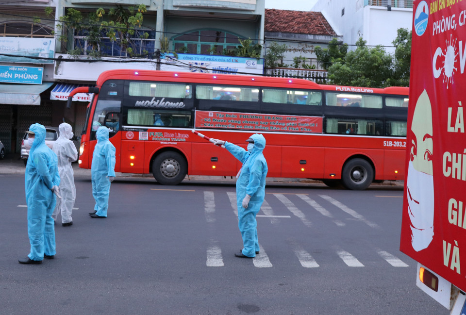Lực lượng chức năng điều tiết các xe đưa đón công dân về quê trên các tuyến đường nội thành Tuy Hòa. (Ảnh: Phạm Cường/TTXVN)