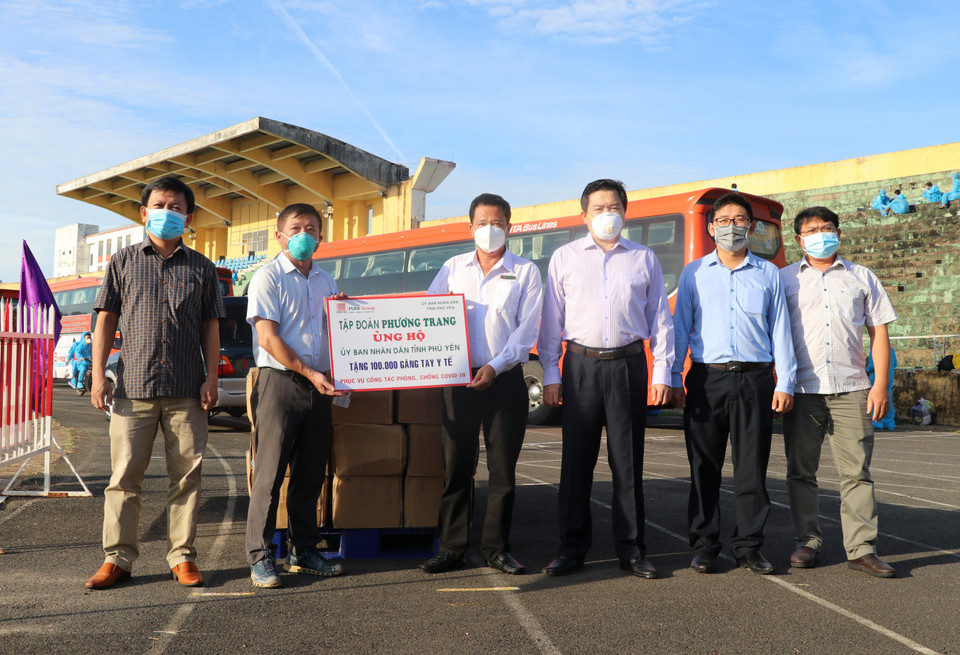 Sáng 25/8 Tập đoàn Phương Trang tặng tỉnh Phú Yên 100.000 găng tay y tế, hỗ trợ tỉnh trong công tác phòng chống dịch. (Ảnh: Phạm Cường/TTXVN)