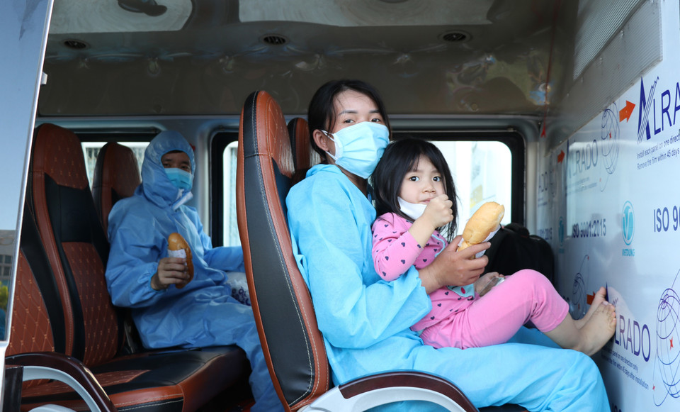 Phần ăn nhanh được chuẩn bị cho công dân trong thời gian chờ kết quả lấy mẫu xét nghiệm. (Ảnh: Phạm Cường/TTXVN)