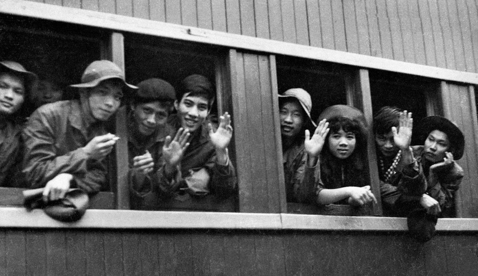 Tháng 3/1973, 150 phóng viên, điện báo viên, kỹ thuật viên Khóa GP10 của Việt Nam Thông tấn xã lên tàu vào chi viện cho Thông tấn xã Giải phóng tại chiến trường miền Nam. (Ảnh: Tư liệu TTXVN)