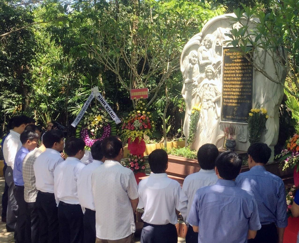 Ngày 25/5/2019, đoàn công tác của TTXVN do Ủy viên Trung ương Đảng, Tổng Giám đốc Nguyễn Đức Lợi dẫn đầu, đến dâng hương tại Bia tưởng niệm các liệt sỹ Thông tấn xã Giải phóng ở Di tích căn cứ Khu ủy V (xã Sông Trà, huyện Hiệp Đức, tỉnh Quảng Nam). (Ảnh: Phước Ngọc/TTXVN)