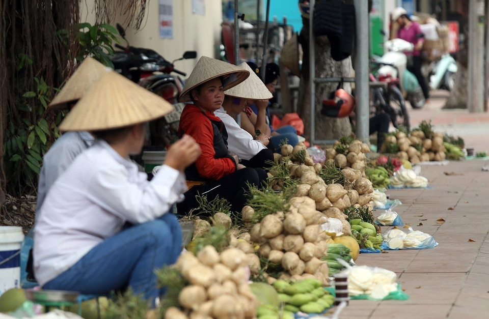 Những người phụ nữ bán hàng trên vỉa hè đường Trường Chinh, thành phố Điện Biên Phủ. (Ảnh: Phan Tuấn Anh/TTXVN)