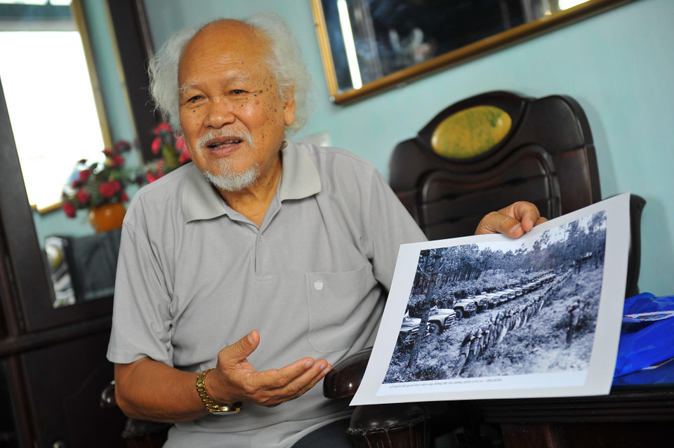 Nhà báo Hứa Kiểm, nguyên phóng viên ảnh của Việt Nam Thông tấn xã chi viện cho TTXGP, đã chụp được nhiều bức ảnh nổi tiếng, lưu lại chân thực những khoảnh khắc trong cuộc chiến kháng chiến chống Mỹ, cứu nước của quân và dân Việt Nam. Năm 2016, Cụm tác phẩm 'Đường 20 quyết thắng' của ông được xét tặng giải thưởng Hồ Chí Minh về Văn học Nghệ thuật lĩnh vực nhiếp ảnh. (Ảnh: Minh Đức/TTXVN)