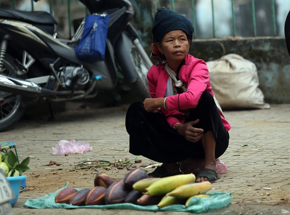 Phụ nữ vùng cao mang rau củ vườn nhà trồng được đem bán kiếm thêm thu nhập. (Ảnh: Phan Tuấn Anh/TTXVN)