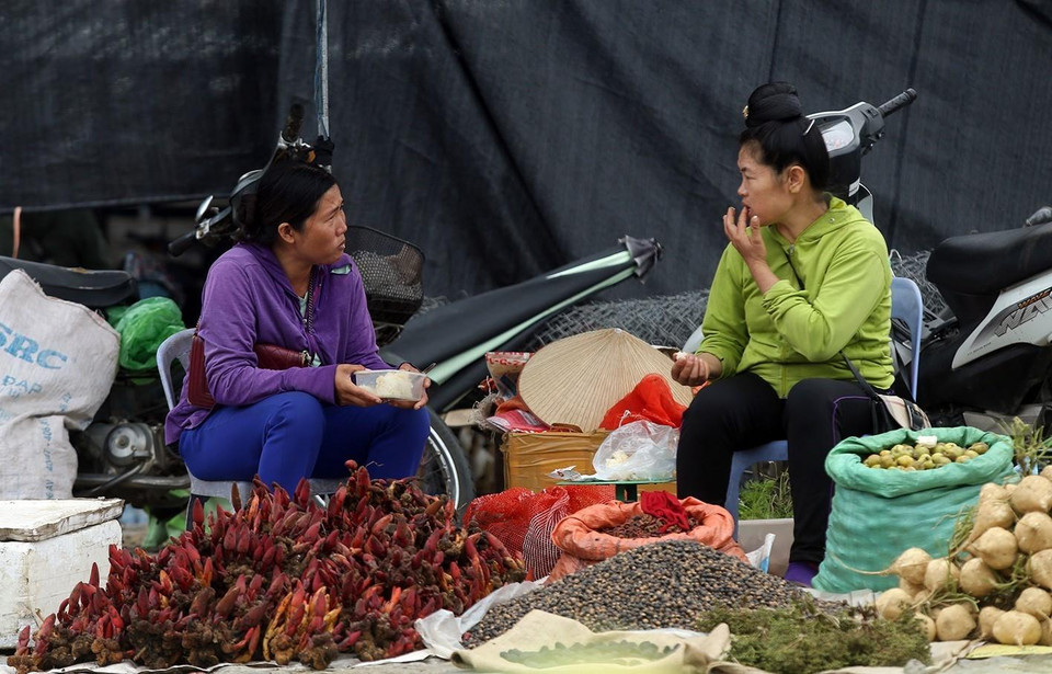 Bữa ăn vội vàng của những người phụ nữ bán hàng tại chợ Mường Thanh. (Ảnh: Phan Tuấn Anh/TTXVN)